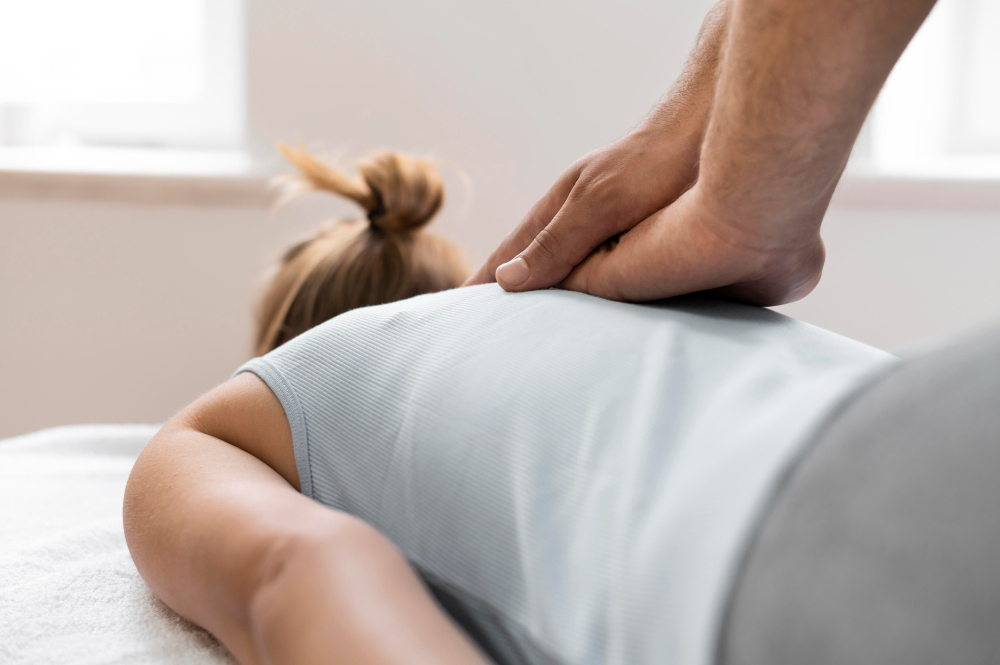 Femme recevant un massage shiatsu Femme recevant un massage shiatsu